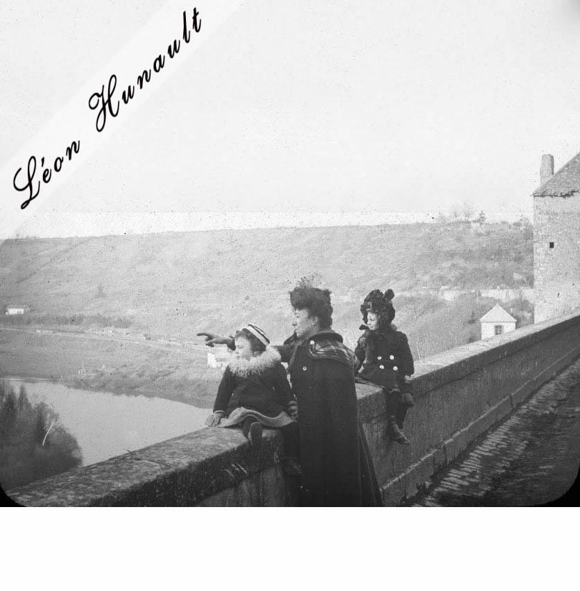 1. Vallée de la Moselle - Denise, Léonie et Lucienne à Liverdun vers 1903