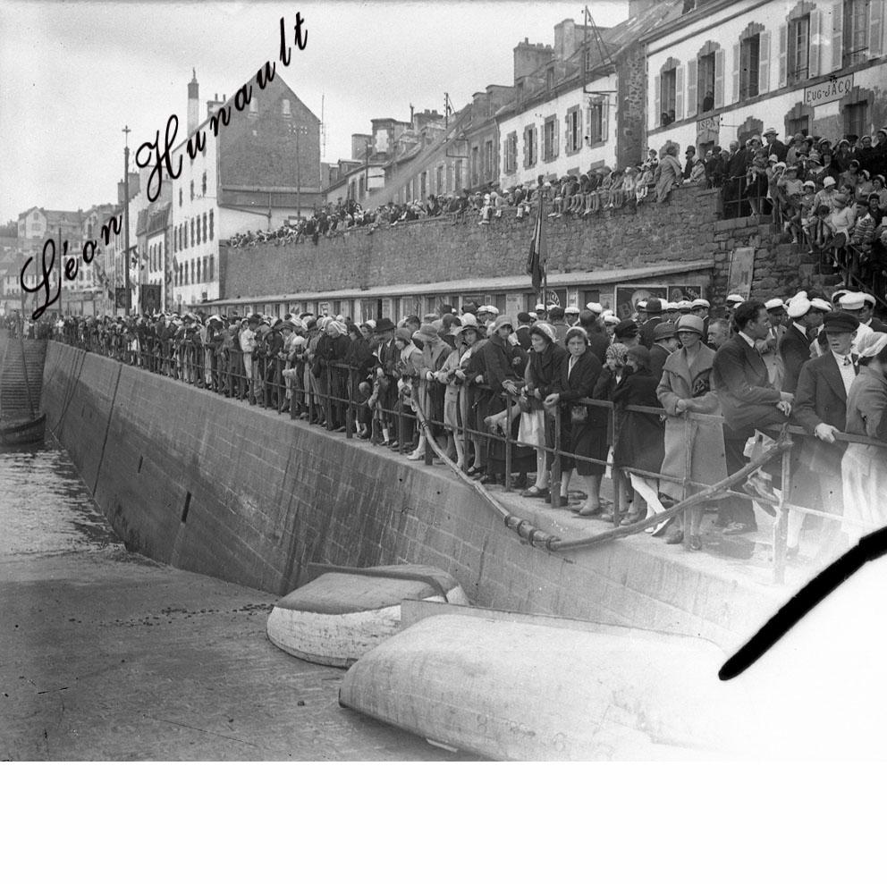 10 foule sur le quai du grand port à Douarnenez - [1930-32]
