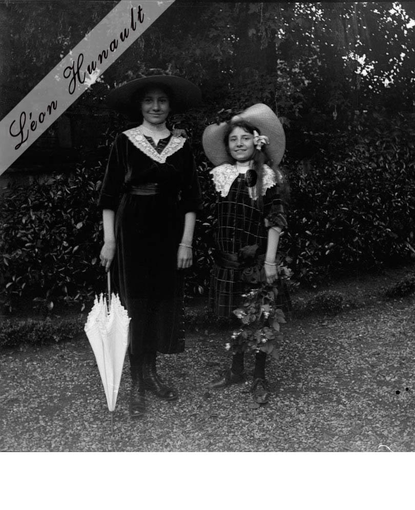 11. Lucienne et Denise - 1912