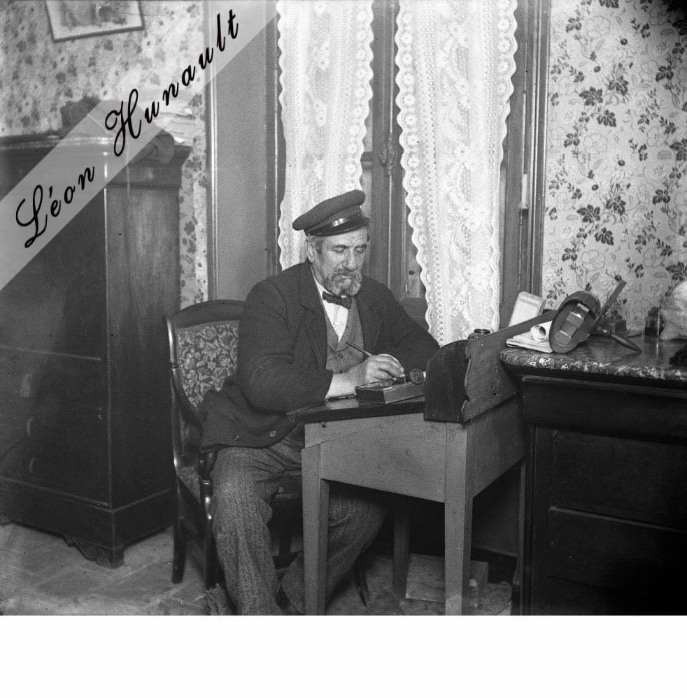 11. Jean à son bureau - 1904