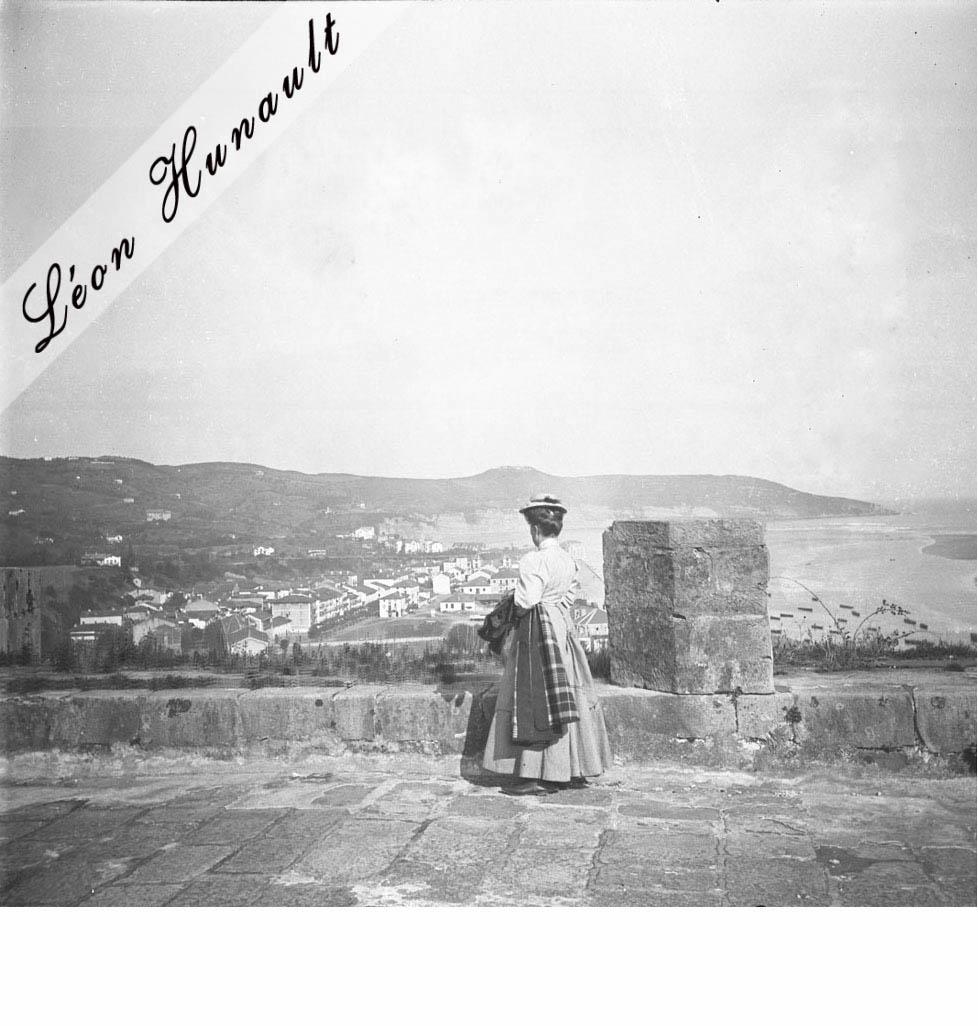12. Léonie sur les terrasses du château de don Carlos à Fontarabie (Espagne) vers 1905