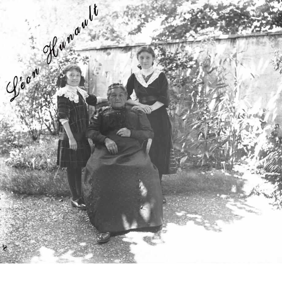 14. Lucienne, Denise et leur grand-mère Clémence - 1912