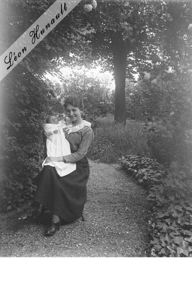 18. Lucienne et Nelly - 1917