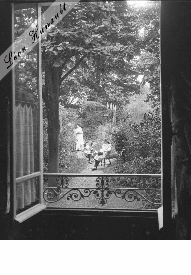 18. Léonie, Lucienne et Denise à Clamart - 1911