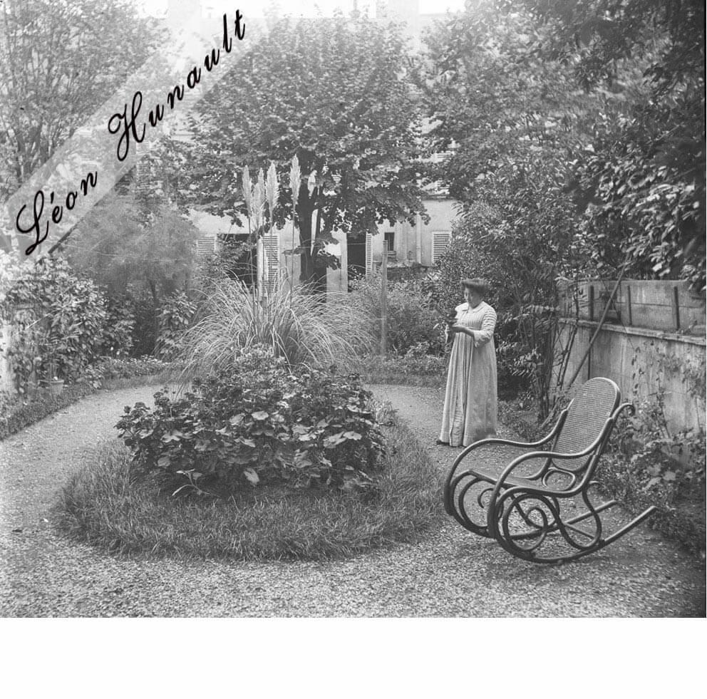 19. Léonie dans son jardin à Clamart - 1911
