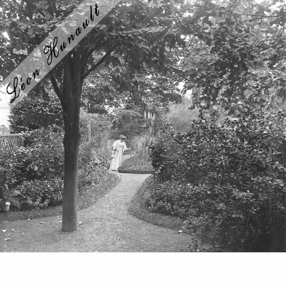 20. Léonie dans son jardin à Clamart - 1911