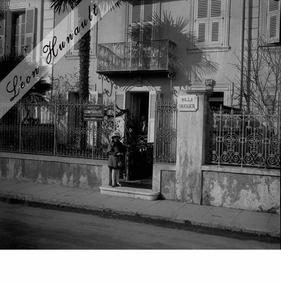 25. Nelly devant la villa Hugues à Cannes - 1924