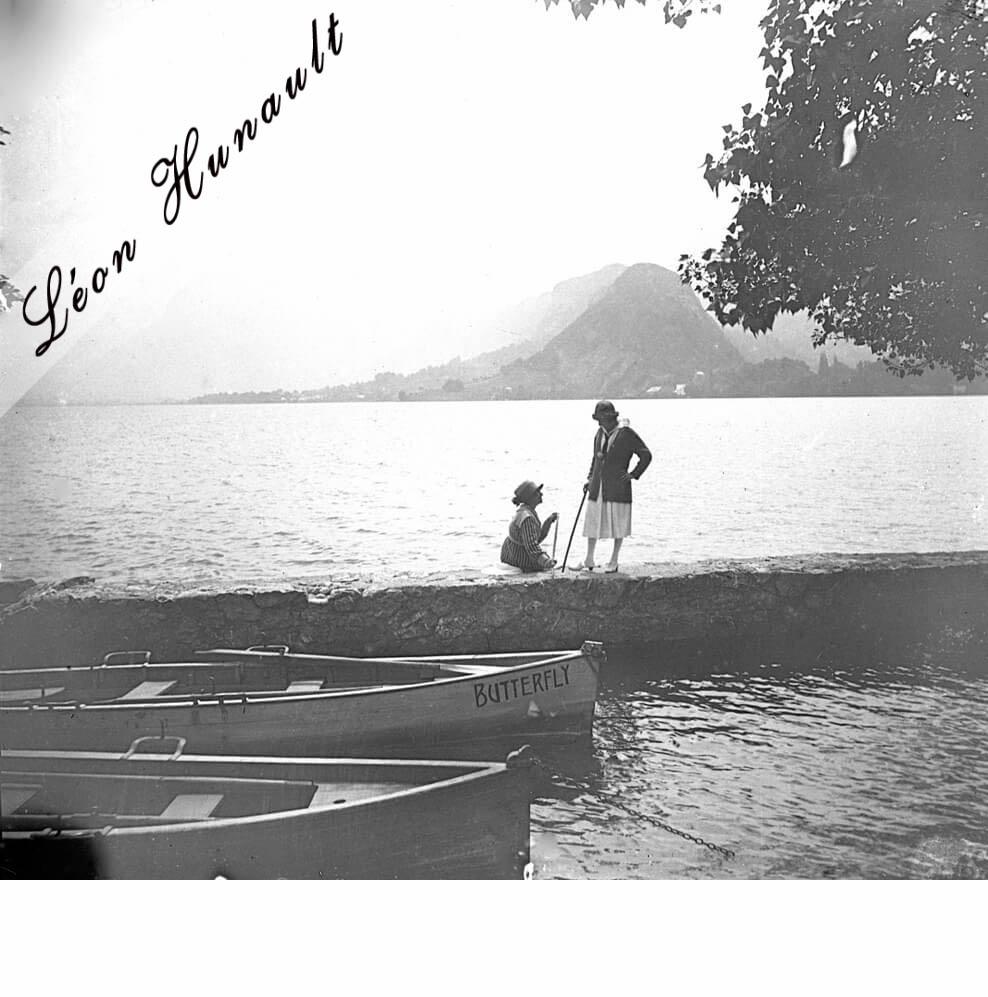 27. Denise et Lucienne au lac d'Annecy vers 1920