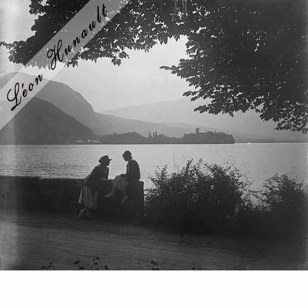 28. Lucienne et Denise au lac d'Annecy vers 1920