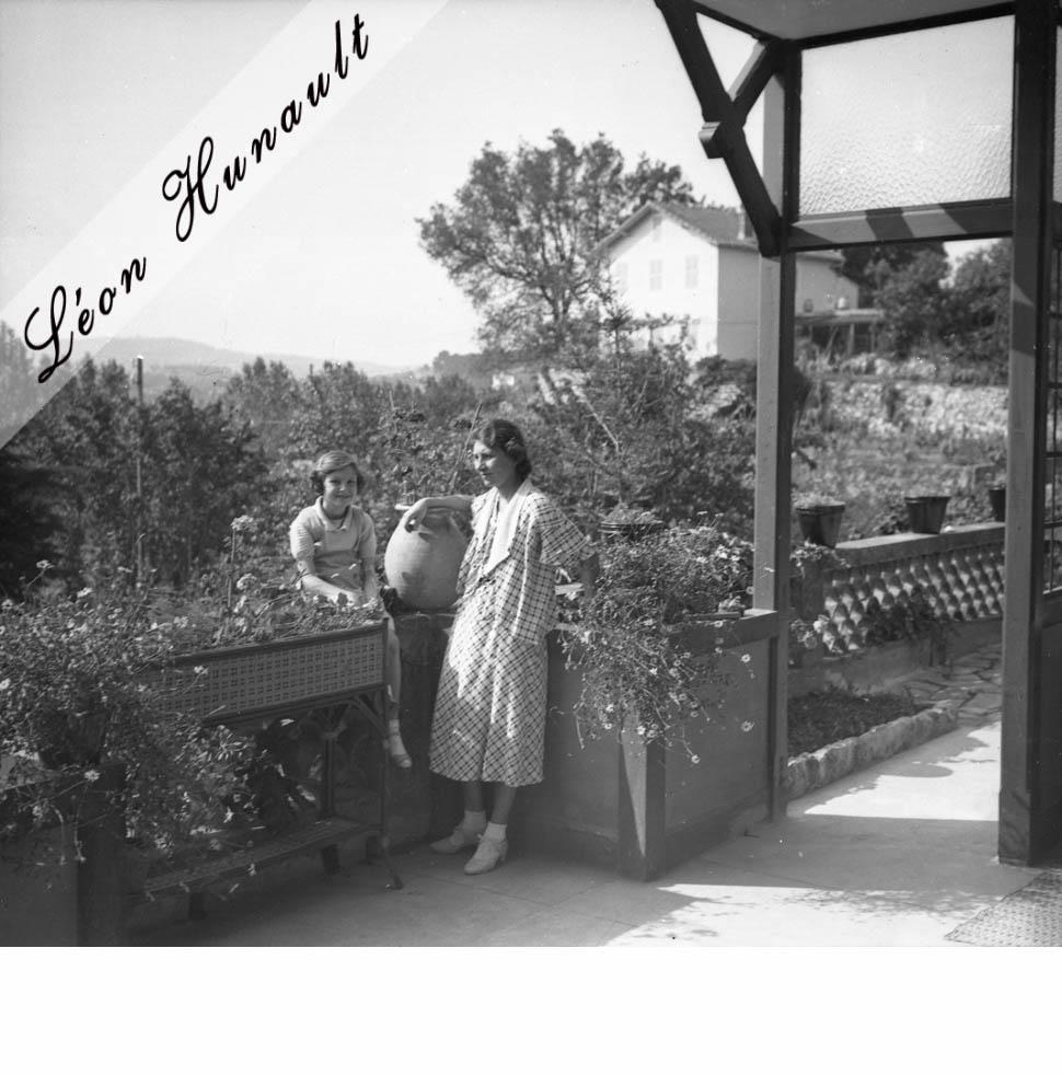 33. Lucienne et Lucette à la Maison Rose - 1936