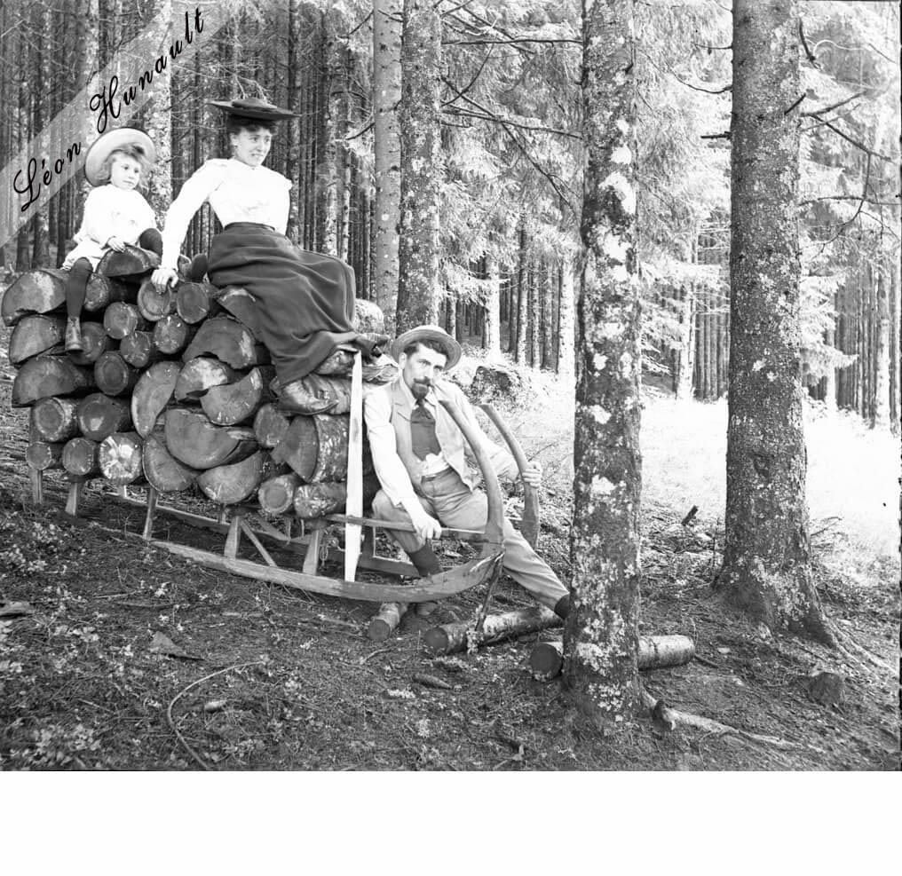 7 . Léonie et Lucienne sur un traineau de bois dans les Vosges vers 1905