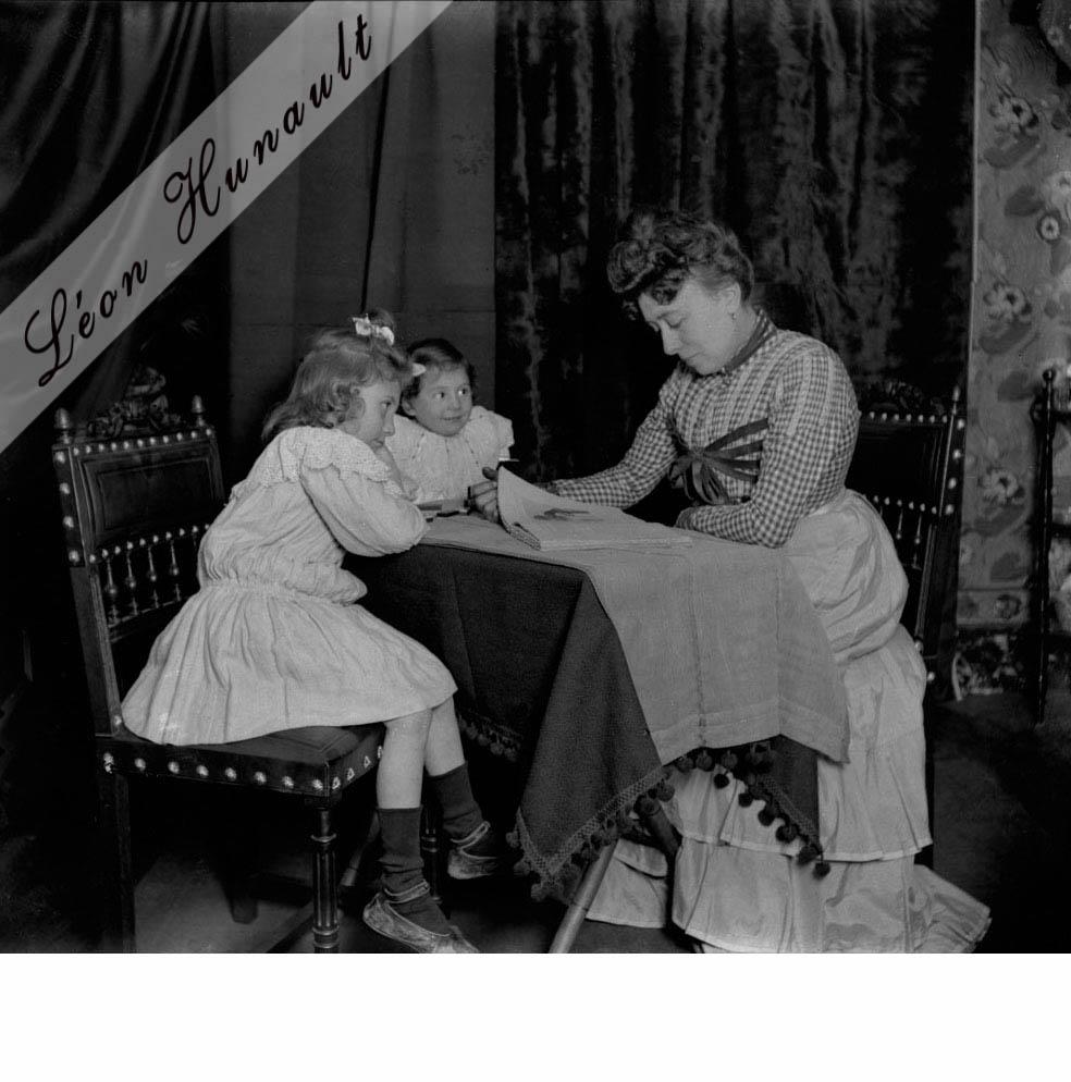 8. Léonie, Denise et Lucienne - en écoutant le petit Poucet - 1904