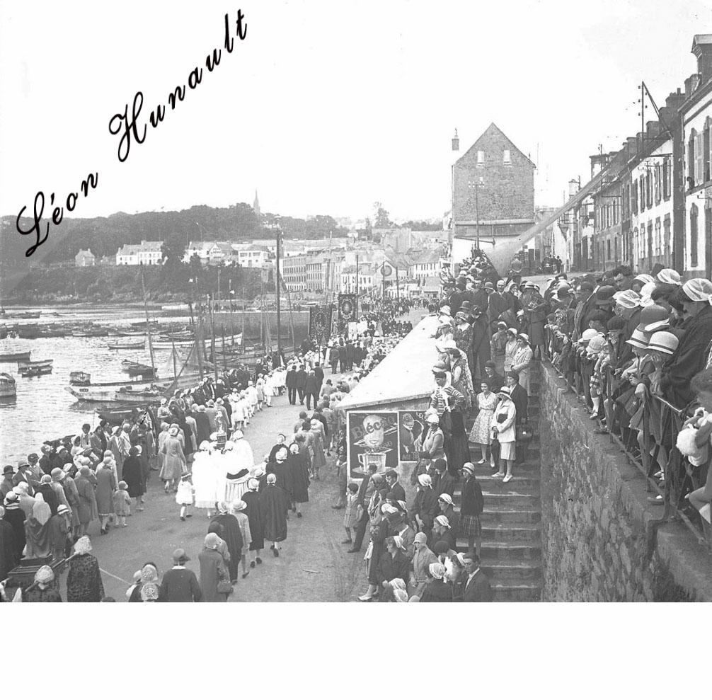 9 la procession sur le port de Douarnenez - [1930-32]