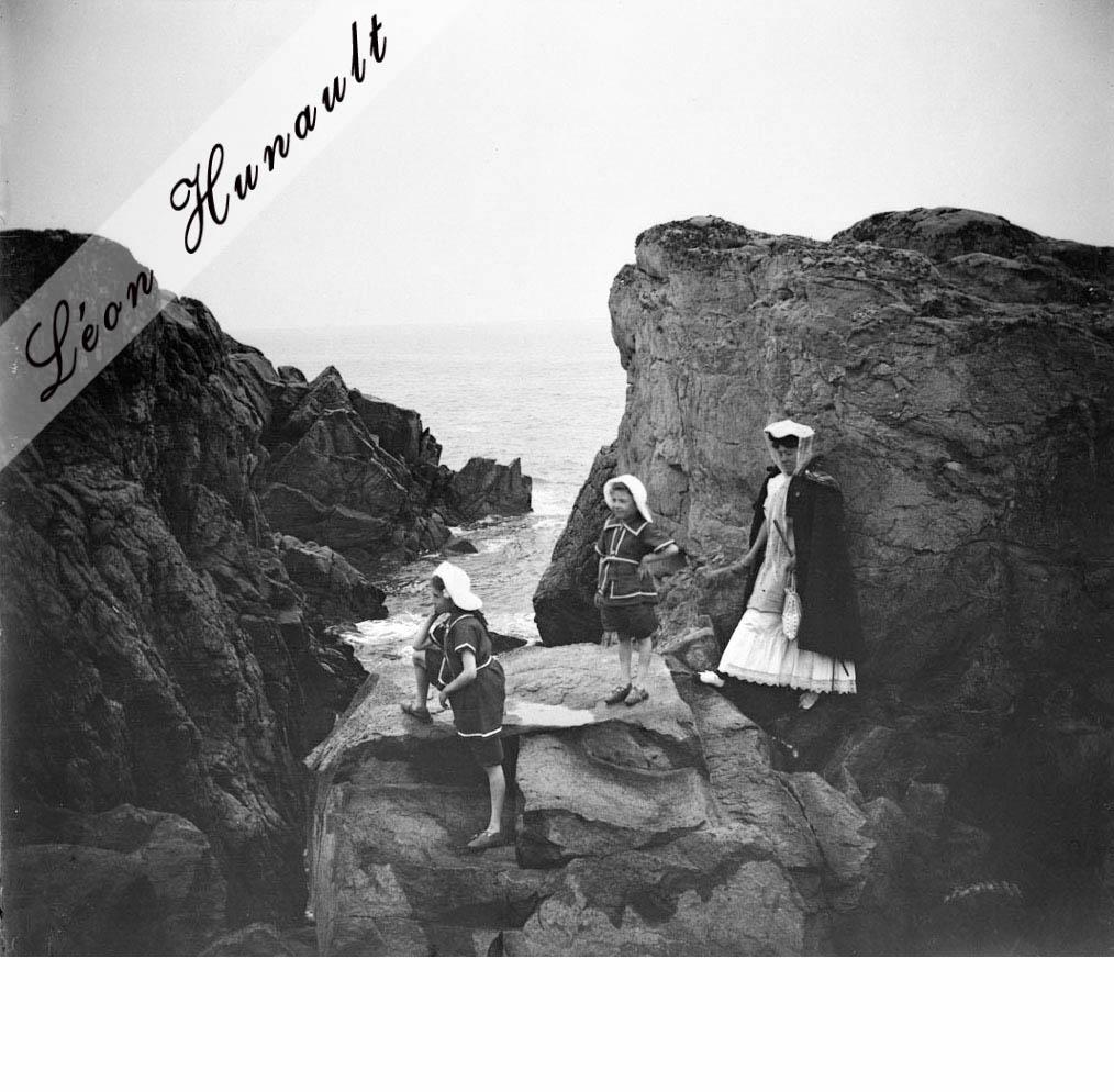 19. Léonie, Lucienne et Denise dans les rochers vers 1907