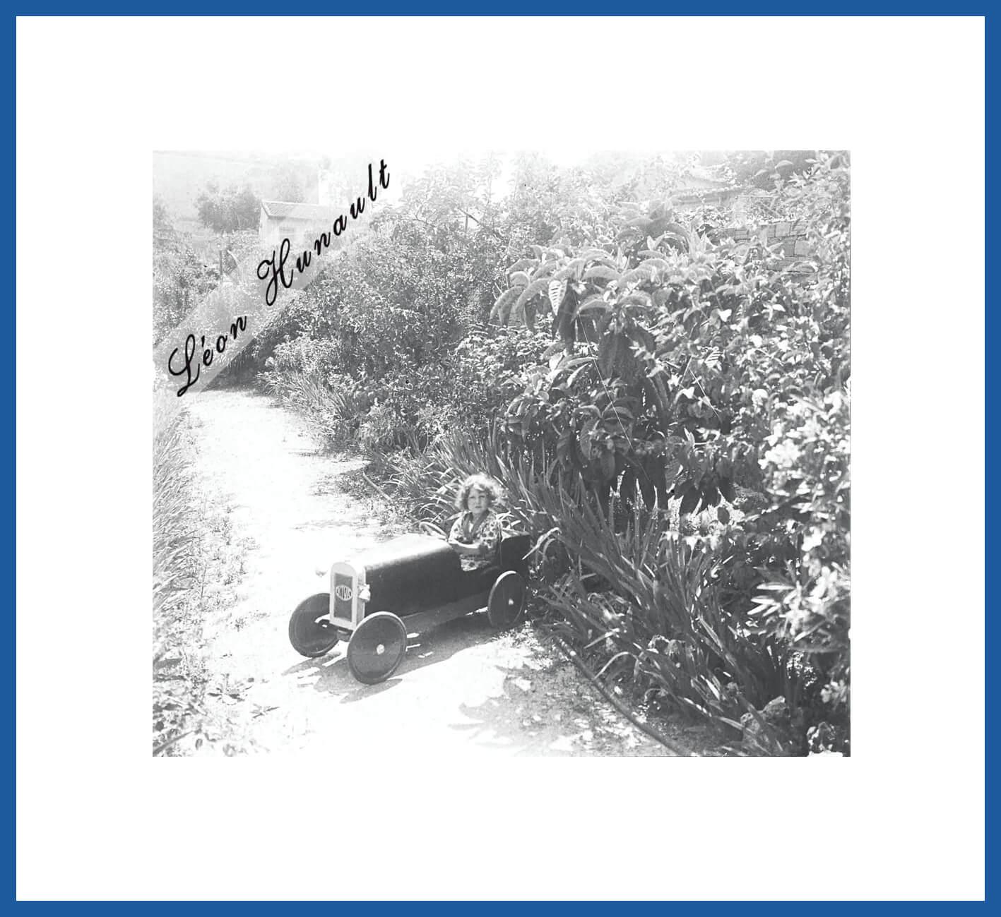 13. 1931 - Lucette dans son auto