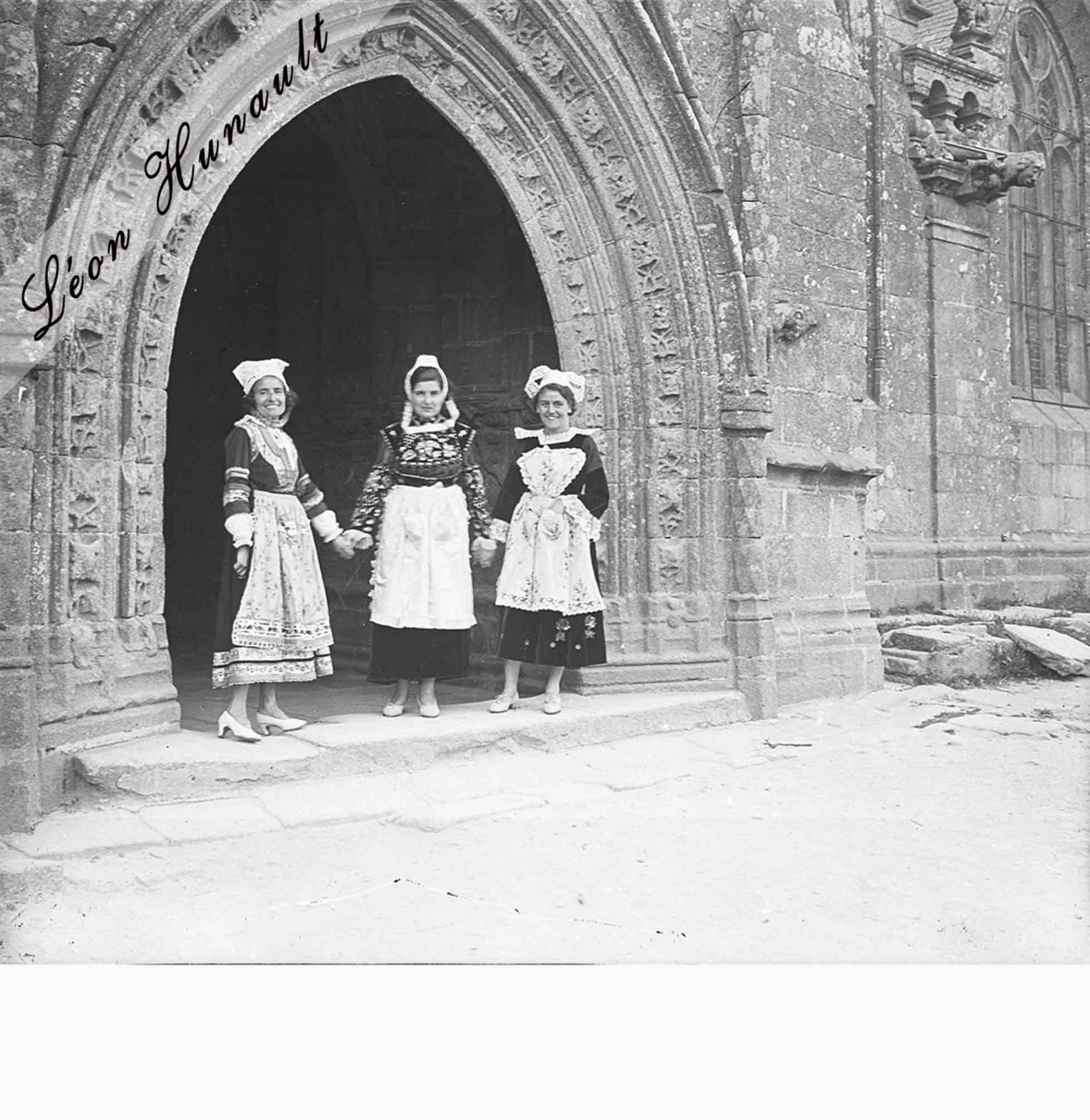 23 en costume breton - église Saint Herlé de Ploaré - Douarnenez - 1936
