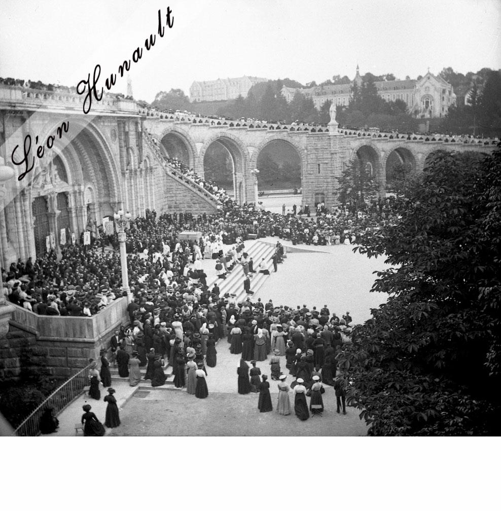 4 Lourdes - cérémonie devant la basilique vers 1910