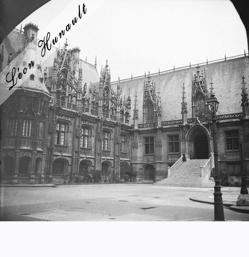 7 Rouen - cour du palais de justice