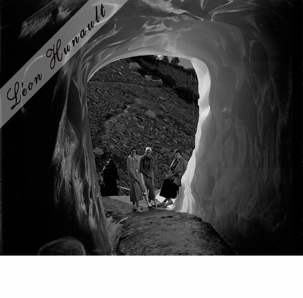 9. Chamonix - la grotte des Bossons - 1935