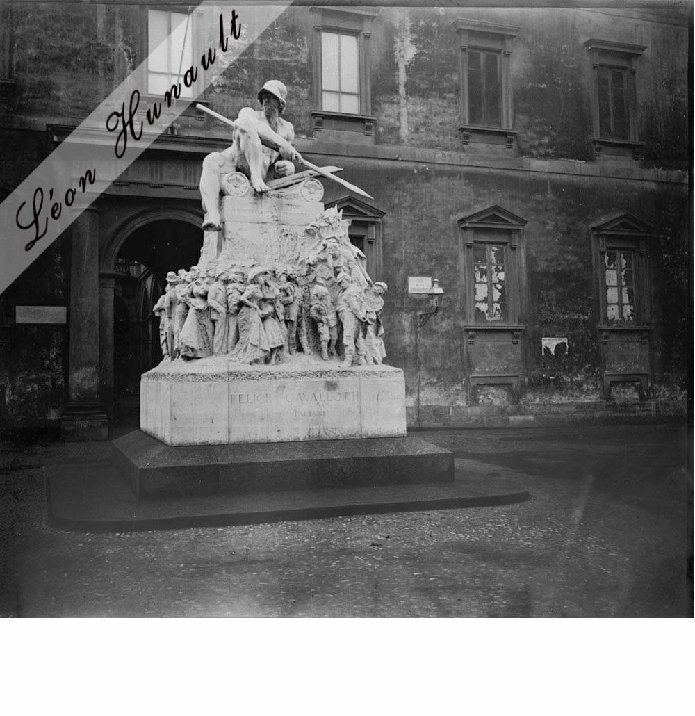 9 monument à Felice Cavallotti devant la bibliothèque Ambrosiana